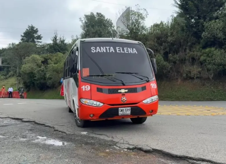 Uno de los buses de la empresa de transporte Trasancoop que prestará el servicio interveredal en Santa Elena. FOTO Alcaldía de Medellín.