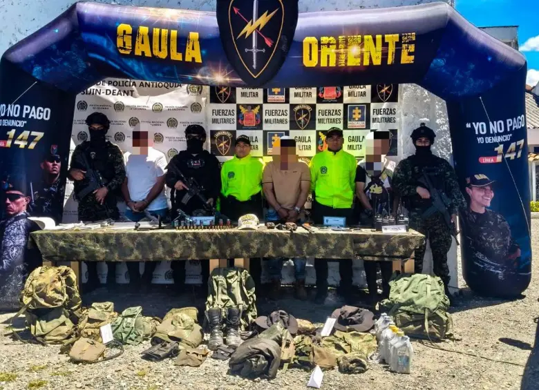 Entre los elementos incautados hay cuatro pistolas, tres escopetas, tres vehículos y dos motocicletas. FOTO Cuarta Brigada del Ejército.