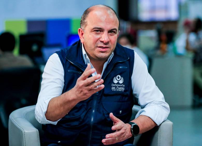 El defensor del Pueblo, Carlos Camargo, denunció este secuestro masivo en Arauca y pidió a los grupos armados ilegales respetar los derechos de las comunidades. FOTO: JAIME PÉREZ