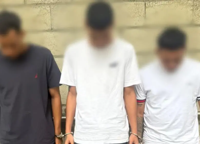 Los tres capturados por el asesinato del joven universitario de 22 años en Medellín. FOTO: Policía Metropolitana