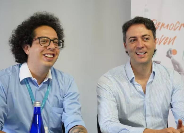 El exsecretario de Juventud, Alejandro Matta, y el exalcalde Daniel Quintero durante un acto de gobierno meses antes de su renuncia a la Alcaldía de Medellín. FOTO Cortesía. 