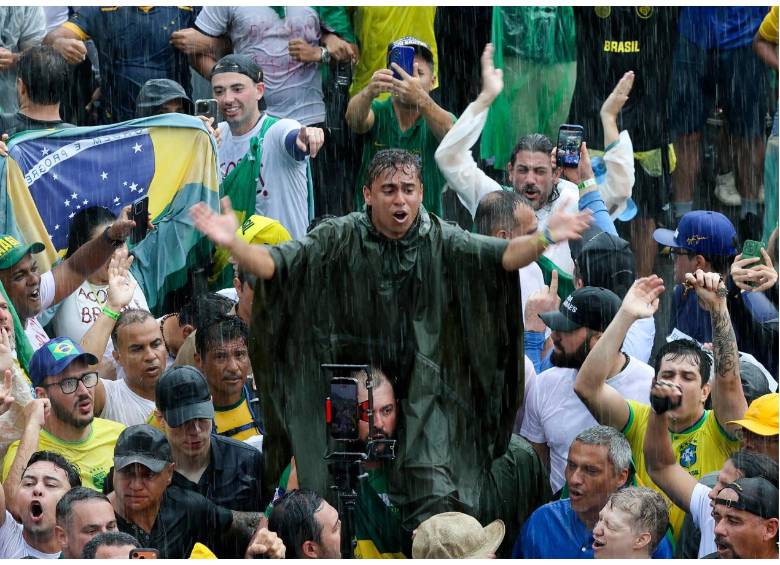En la foto, liderando a los seguidores de Bolsonaro, el diputado Nikolas Ferreira. FOTO Cortesía AFP.