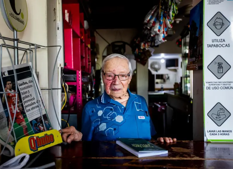 Mauro Bedoya, a la espera de los clientes de la Cafetería La Maylú. FOTO Julio César Herrera. 