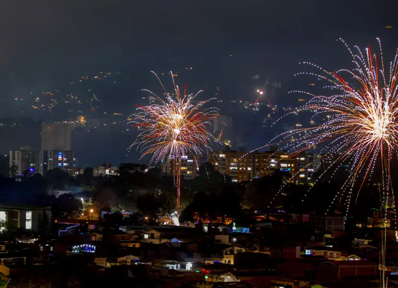 Alborada de inicio de diciembre con pólvora en el Occidente de Medellín, pese a las advertencias sobre el uso de artefactos explosivos. FOTO: Juan Antonio Sánchez