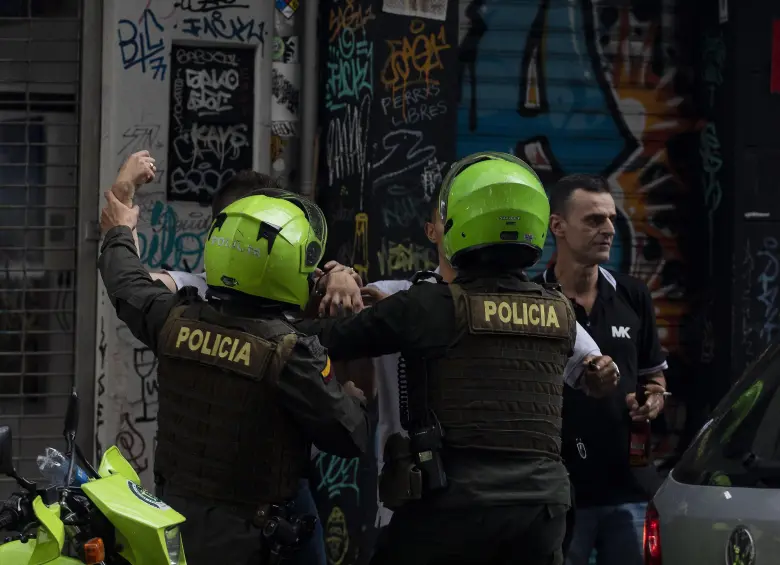 Descripción: Riña contra policía por accidente en moto con una camioneta en la 10 de El Poblado. Fecha de evento: 24/12/2020. Foto: Andrés Camilo Suárez