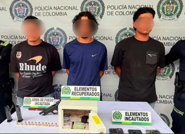 Además del dinero, en el procedimiento fue incautada un arma de fuego, proveedores y algunos celulares. FOTO Alcaldía de Rionegro. 