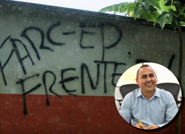 En el fondo, un grafiti alusivo al Frente 36 de las disidencias de las FARC en el municipio de Briceño, Norte de Antioquia. En miniatura en la esquina inferior derecha, el alcalde de esta localidad. Noé Espinosa Vásquez. FOTOS Camilo Suárez y Alcaldía de Briceño.