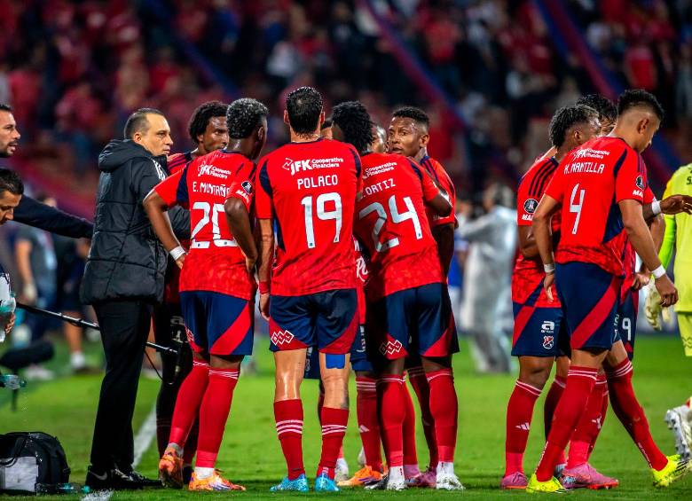 La presencia de Alejandro Restrepo en el banco del DIM siempre será importante. El equipo roso espera ratificar sus progresos deportivos. FOTO JUAN ANTONIO SÁNCHEZ