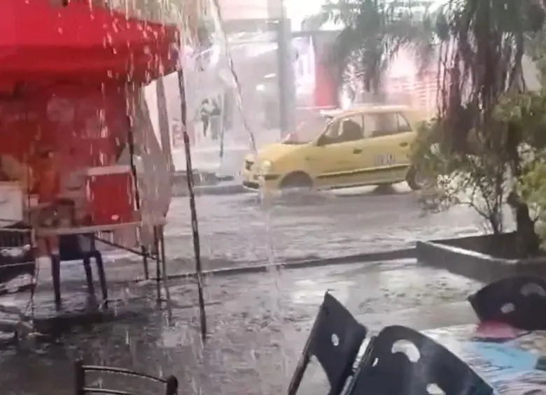 En algunos puntos de Medellín, como en la glorieta de Monterrey, se reportan inundaciones. Imagen tomada de redes sociales. 