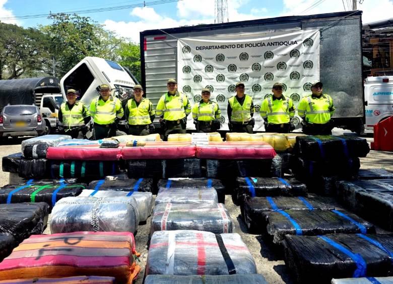 Este fue el “mega cargamento” de marihuana que la Policía encontró al interior del camión abandonado. FOTO Policía Antioquia. 