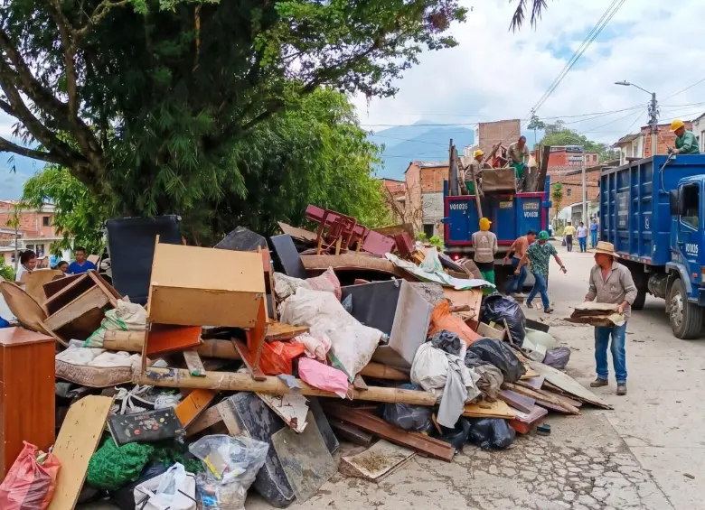 Esta es la gran cantidad de residuos que inundaban las calles de este municipio localizado en el área metropolitana. FOTO Cortesía 