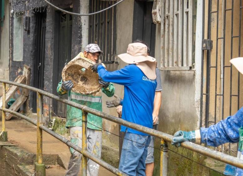 Personal de aseo sacando residuos voluminosos de una de las quebradas de la ciudad. FOTO Alcaldía de Medellín.