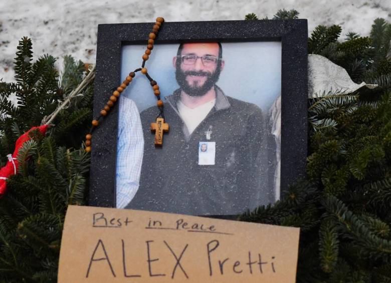 En Mineápolis, cientos de habitantes de EE. UU. van con velas y pancartas al parque Whittier, donde se realizó un altar en su honor. FOTO Cortesía AFP.