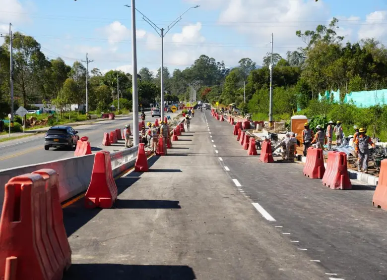 Si bien hay obras complementarias en ejecución en el puente sobre el río Negro, el paso vehicular ya fue habilitado. FOTO Alcaldía de Rionegro.