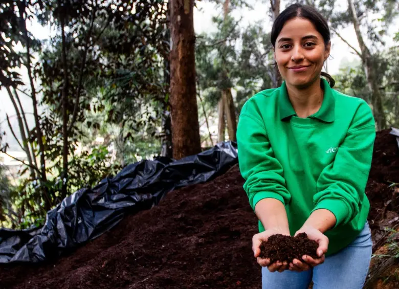 Diana y el resultado final de un proceso de dos meses: un abono natural, rico en nutrientes, producto del compostaje de residuos orgánicos. FOTO Julio César Herrera. 