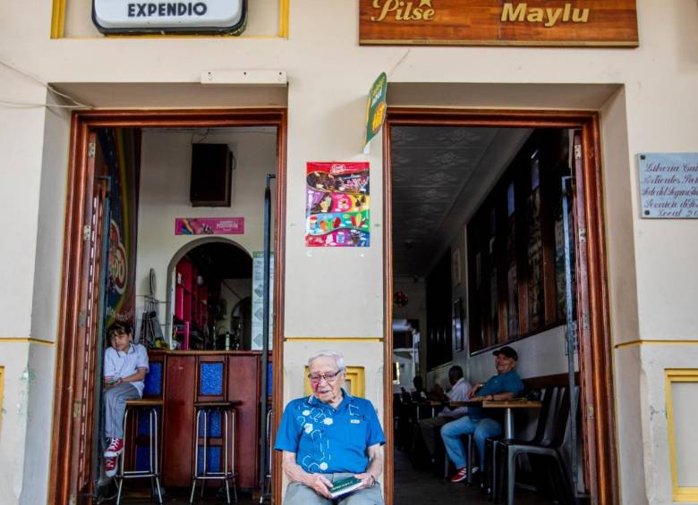Mauro de Jesús Bedoya, en toda la entrada de la Cafetería La Maylú, su segundo hogar con casi 6 décadas de existencia. FOTO Julio César Herrera.