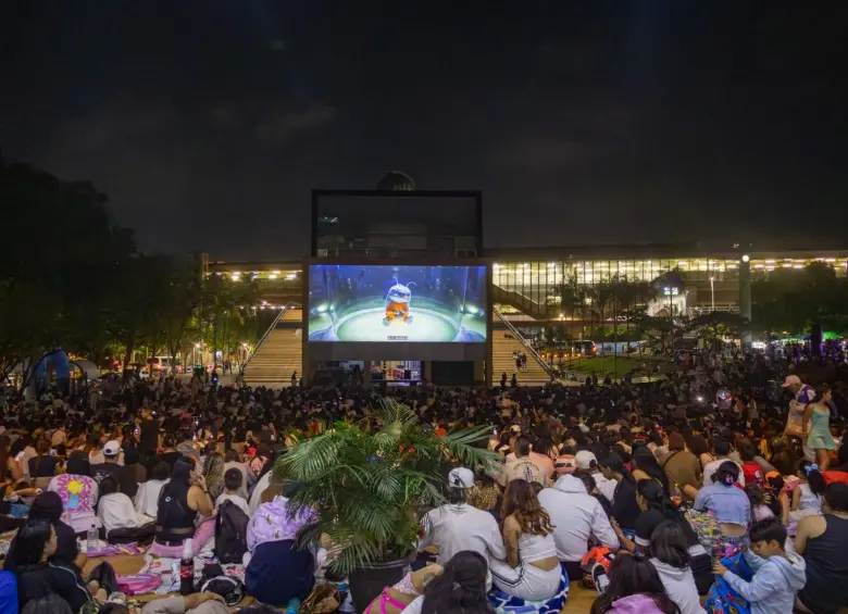 Cine al aire libre en el Parque de los Deseos de Medellín. FOTO: Alcaldía de Medellín