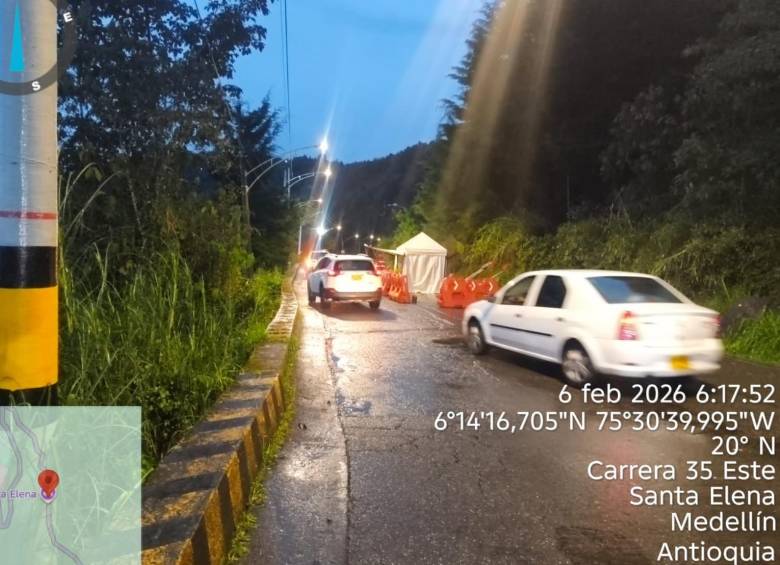 El paso por la vía Santa Elena se hace con un control de Pare y Siga. FOTO Cortesía Secretaría de Movilidad de Medellín. 