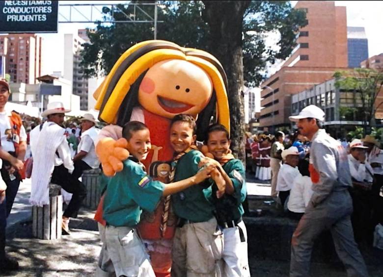 Linda Calle, personaje de Emvarias, en medio de una de sus actividades en la ciudad de Medellín. FOTO Emvarias. 