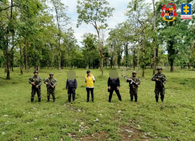Personal de la Fiscalía y el Ejército en uno de los 19 bienes a los que se les hizo extinción de dominio. FOTO Fiscalía. 