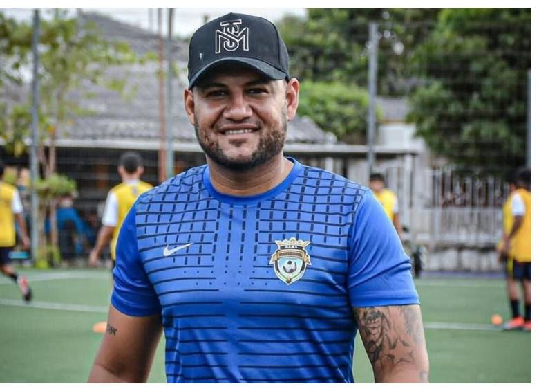 El técnico de fútbol aficionado, Aldair Pérez Sarmiento, en medio de uno de sus entrenamientos en el municipio de Sabanagrande. FOTO Cortesía Facebook Escuela de Fútbol Real Sabanagrande. 
