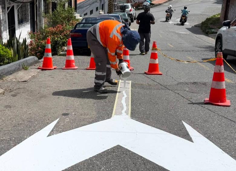 La medida busca aprovechar de una mejor manera la infraestructura existente y facilitar los desplazamientos en una zona donde confluyen vehículos particulares, transporte público, peatones y ciclistas. FOTO Alcaldía de Medellín. 