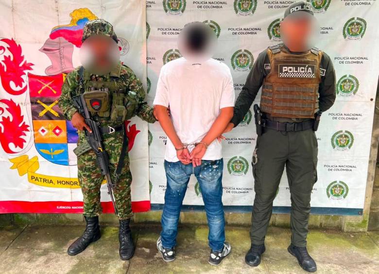 Según las autoridades, alias ‘Zarco’ llevaba alrededor de 8 años delinquiendo con el Clan del Golfo en el Bajo Cauca antioqueño. FOTO Ejército. 