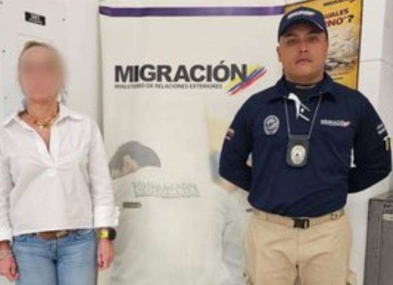 En la imagen, la mujer detenida y señalada por el delito de extorsión agravada. FOTO Migración Colombia.