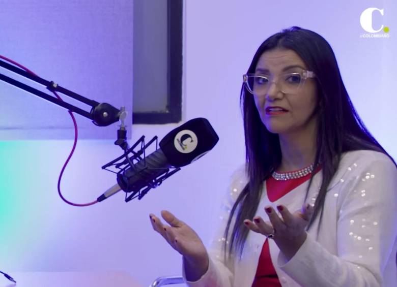 La secretaria de Salud de Antioquia, Marta Cecilia Ramírez, explicando la crítica situación de la red hospitalaria en el departamento. FOTO EL COLOMBIANO. 