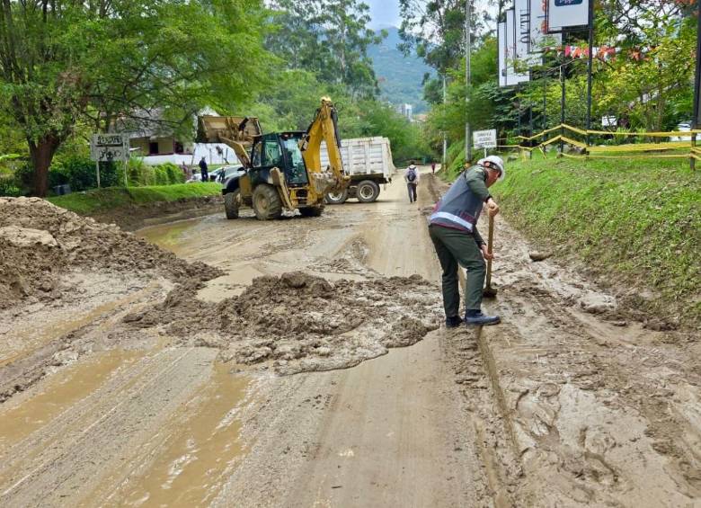 Así quedó una de las vías en este sector de Copacabana tras deslizamiento por lluvias. FOTO Cuarta Brigada del Ejército.