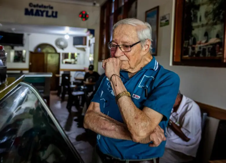 Reflexivo y en silencio, Mauro sólo espera que su cafetería siga en pie, en servicio de la gente de Andes. FOTO Julio César Herrera.