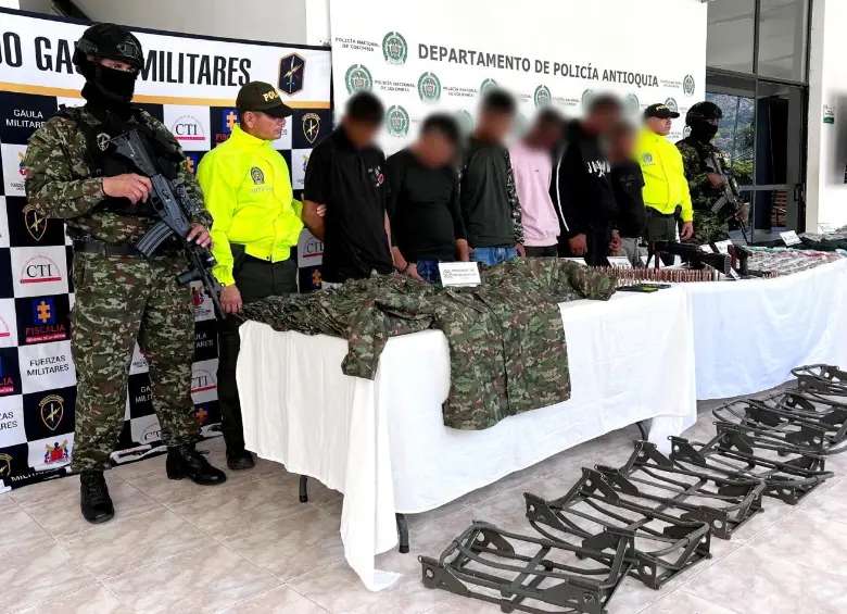 Junto a alias ‘Chibolo’, fueron capturados otros cinco presuntos integrantes de este grupo criminal. FOTO Policía Antioquia. 