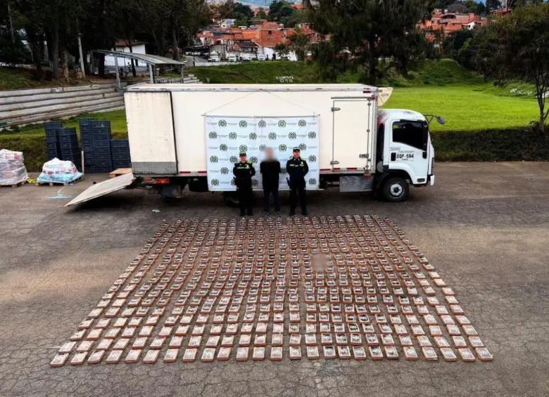 Las más de 300 panelas que venían en el fondo de un camión y traían 587 kilogramos de clorhidrato de cocaína. FOTO Policía Metropolitana. 