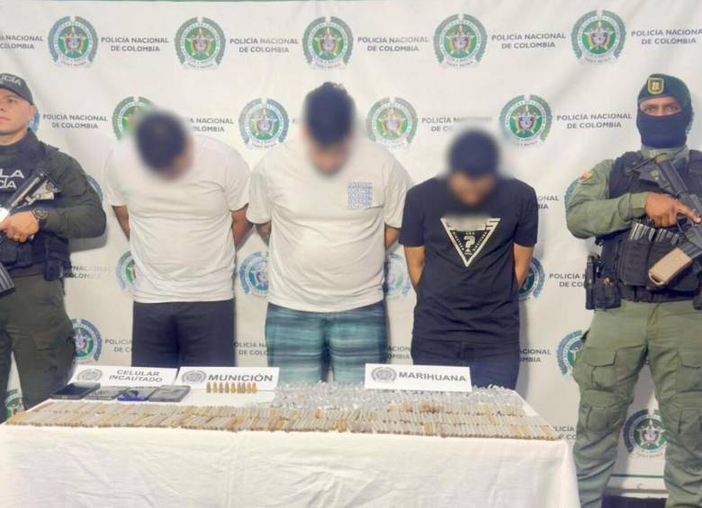 Los tres hombres capturados junto a los elementos que les fueron incautados mientras se encontraban en una finca en Sopetrán. FOTO Policía Metropolitana. 