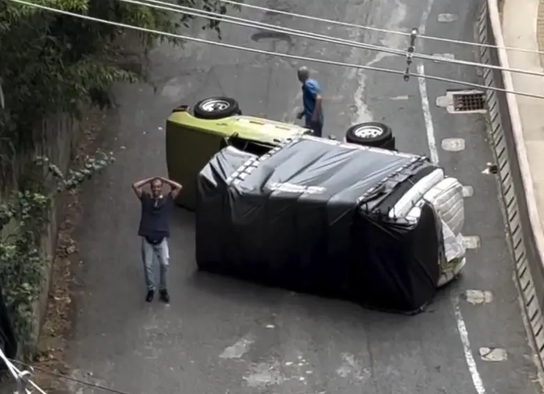 Así quedó el camión, volcado en medio de la loma San José de Sabaneta. FOTO @subeono