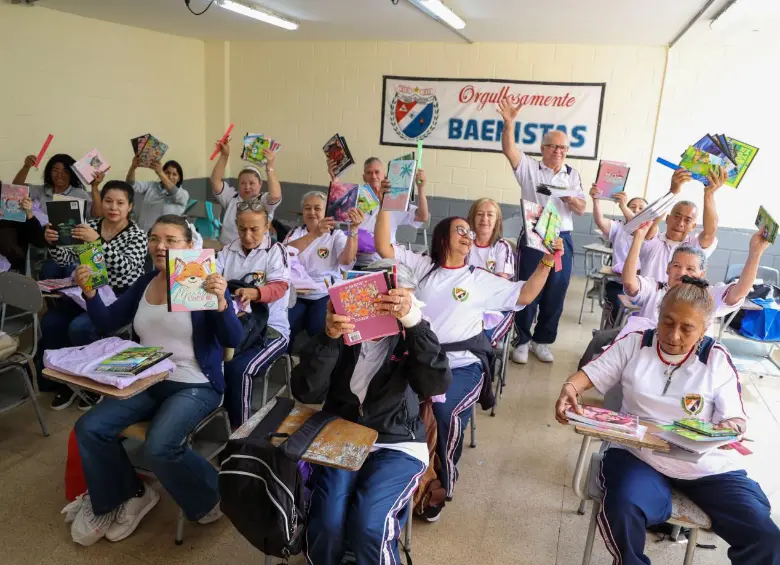 Adultos mayores en una de las aulas de las instituciones educativas vinculadas al programa. FOTO Alcaldía de Bello. 