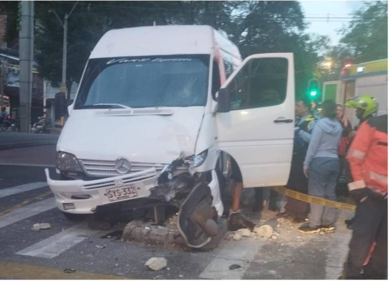El accidente ocurrió en la Avenida 80 con la calle 48, durante la madrugada de este jueves. FOTO: Cortesía Denuncias Antioquia
