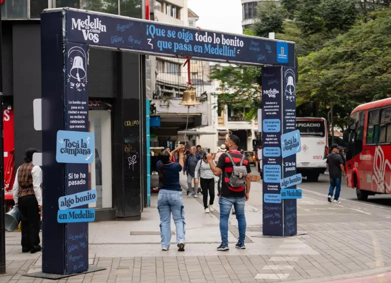 Más personas tocando una de las campanas instaladas en el centro de la ciudad. FOTO Alcaldía de Medellín. 