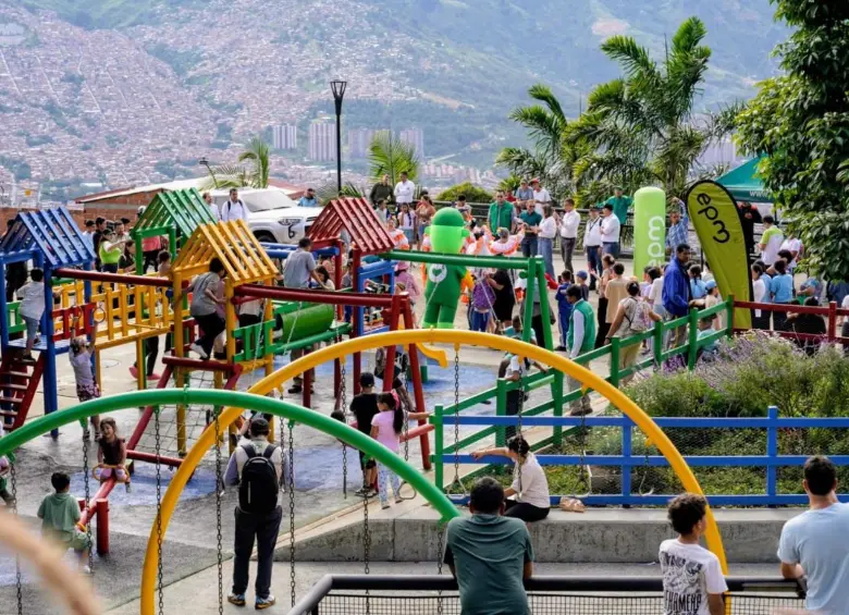 Así quedó el nuevo parque infantil en Manrique construido con materiales reciclables. FOTO EPM. 