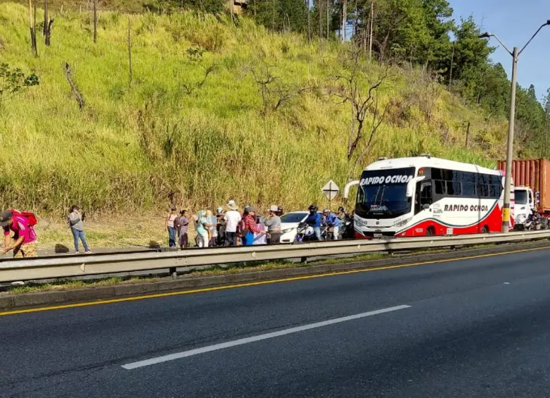 El punto es especialmente sensible para la movilidad de Antioquia debido al alto flujo de vehículos que a diario utilizan esta carretera para conectar a Medellín con municipios del Oriente antioqueño. FOTO Cortesía Denuncias Antioquia. 