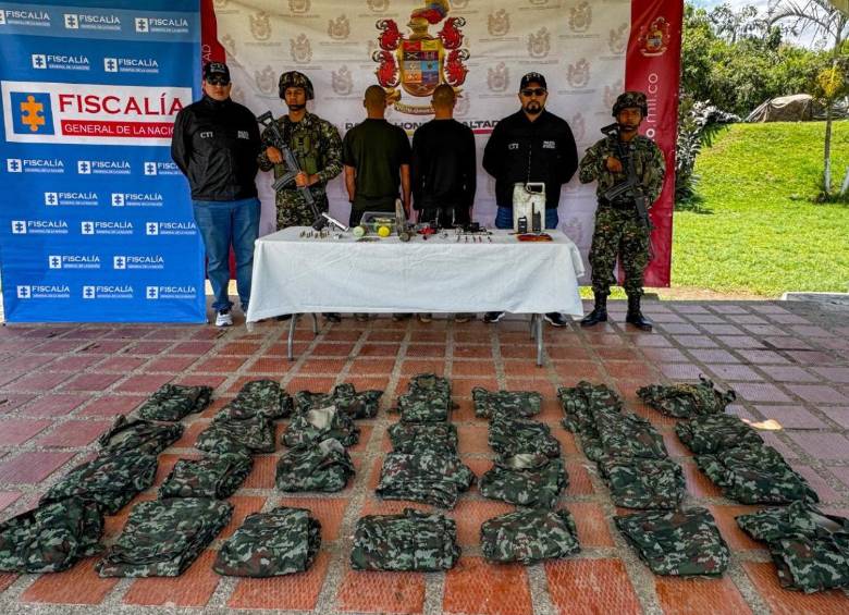 En el lugar fueron encontrados cuatro dispositivos explosivos improvisados y una granada de 60 milímetros, además de decenas de elementos que podrían utilizarse para comunicaciones y actividades relacionadas con explosivos. FOTO Cortesía Cuarta Brigada. 