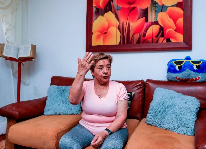 La mamá de Juan David López en su casa, en el barrio Antonio Nariño, San Javier. FOTO jaime pérez 