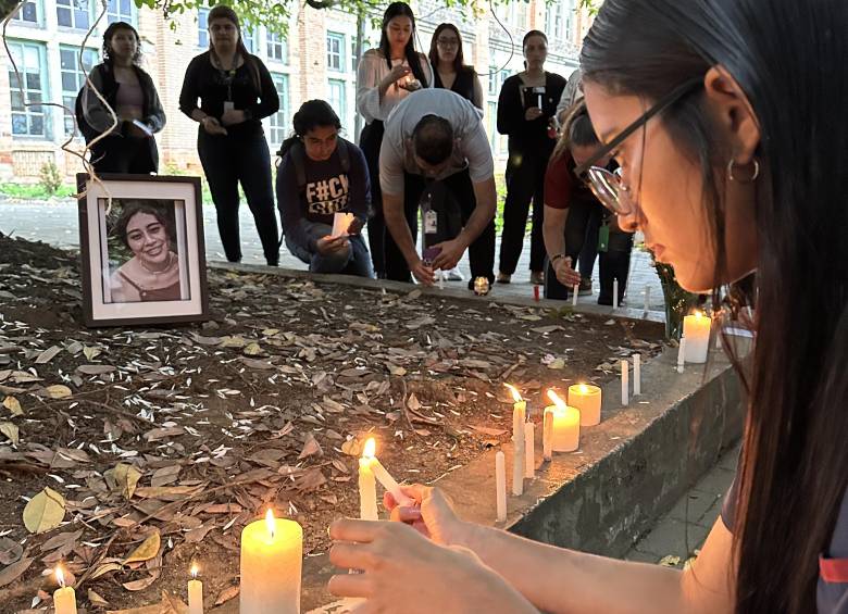 Velatón realizada en la sede Medellín de la Universidad Nacional en honor de la estudiante desaparecida. FOTO: Cortesía