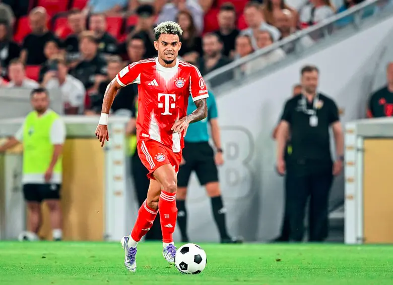 Luis Díaz llegó al Bayern de Múnich como el jugador más costoso del club en el periodo de transferencias y ya comienza a responder a esa inversión con un gol y un título en su primer partido oficial. FOTO getty