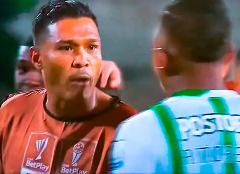 Alfredo Morelos y Teófilo Gutiérrez protagonizaron un agarrón al finalizar el partido en Ditaires. Foto: Captura tomada de @rtx876589.