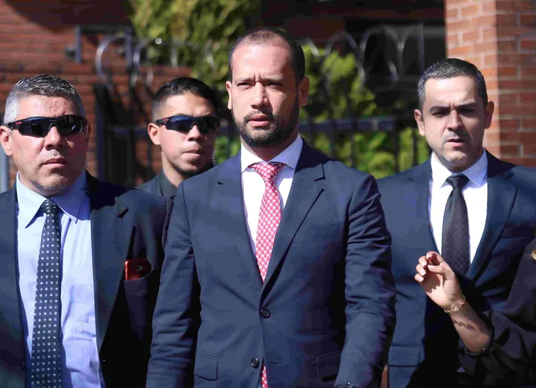 El abogado Diego Cadena enfrenta un juicio por los delitos de soborno en actuación penal y fraude procesal. Los mismos cargos por los que ya fue condenado a 12 años de prisión el expresidente Álvaro Uribe. FOTO Colprensa