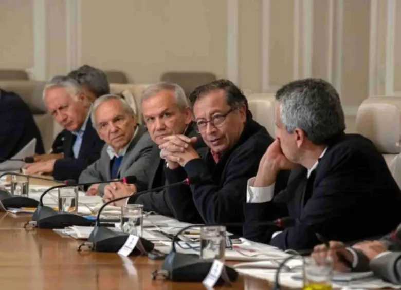 El presidente Gustavo Petro rodeado de sus exfuncionarios, todos salpicados en el escándalo de la UNGRD. Foto: Presidencia