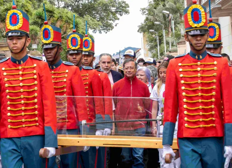 El presidente Gustavo Petro en compañía de su hija Antonella llevó la espada de Bolívar en medio de una jornada de movilizaciones. Foto: Presidencia