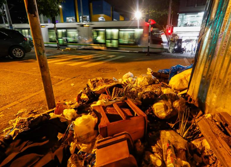A pocos metros de la estación Buenos Aires del Tranvía logran verse las basuras acumuladas y decenas de roedores merodeando. FOTO Manuel Saldarriaga