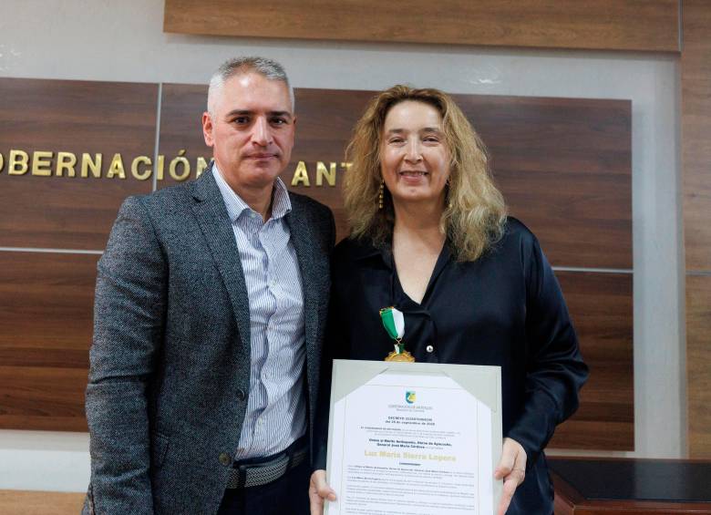 El Gobernador de Antioquia, Andrés Julián Rendón, le entregó este reconocimiento a Luz María Sierra. FOTO Camilo Suárez